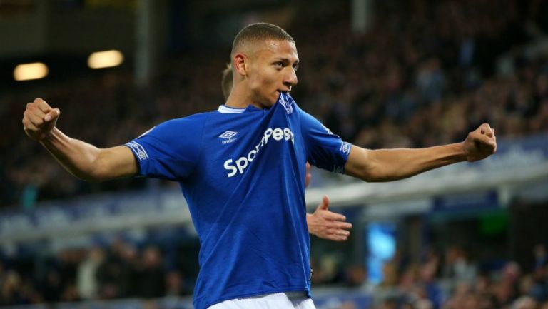 Richarlison celebra tras anotar un gol con el Everton