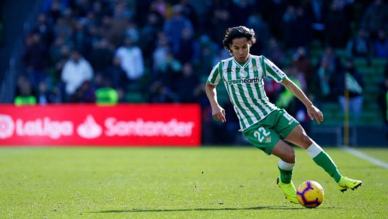 Lainez controla el balón en un juego con el Betis