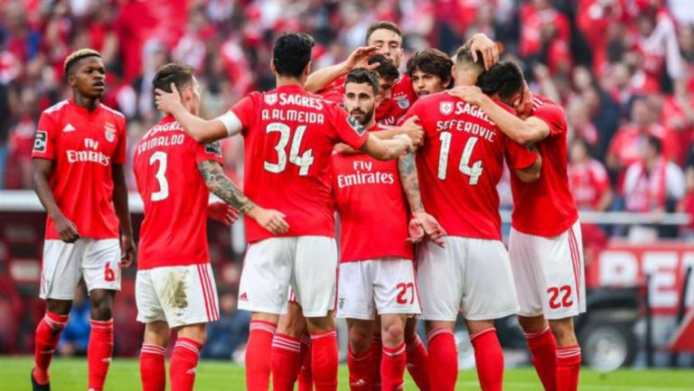 Jugadores del Benfica festejan gol de Silva 