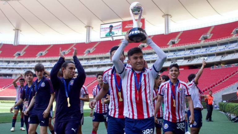  Carlos Jovanni Salcido levanta el título de la Sub 15 con Chivas