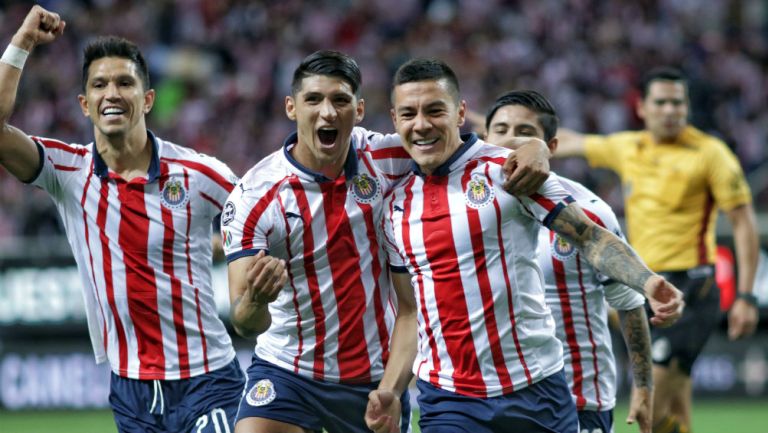 Alan Pulido y Michael Pérez celebran un gol ante León 