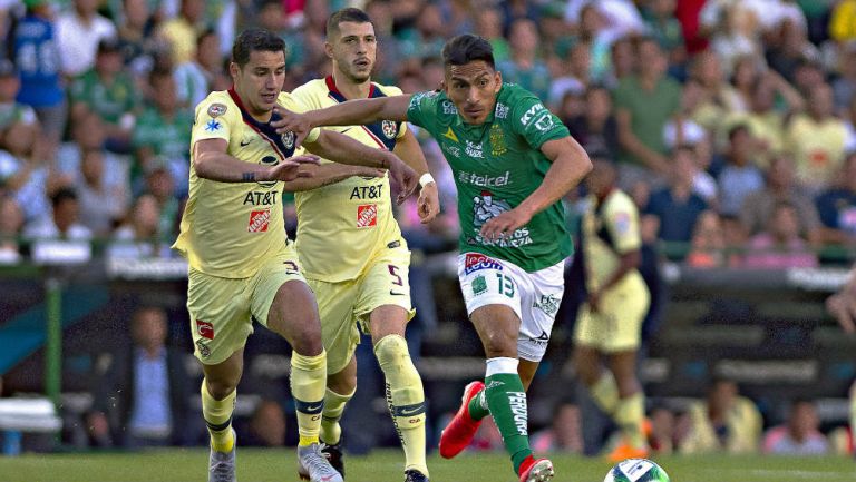 Jorge Sánchez y Guido Rodríguez persiguen a Ángel Mena