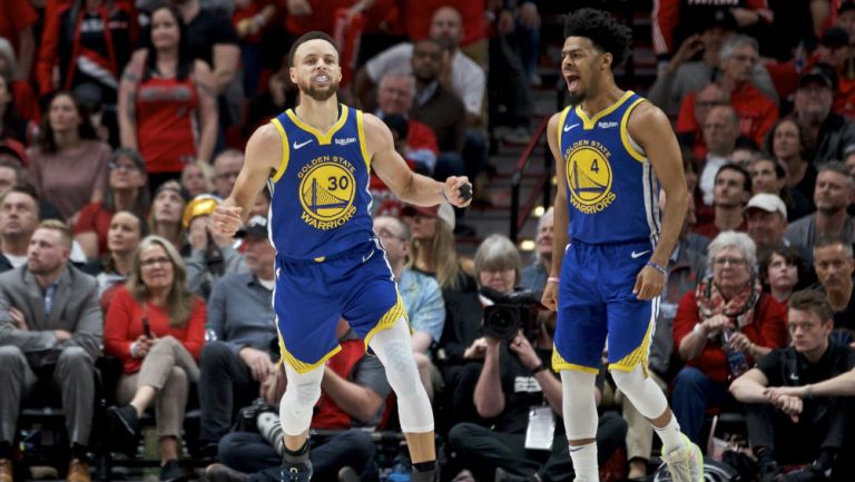 Stephen Curry festeja durante el partido 