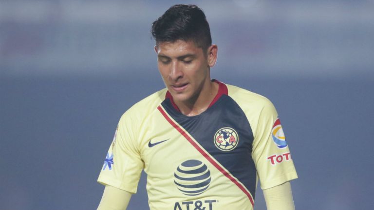 Edson Álvarez durante un partido del América