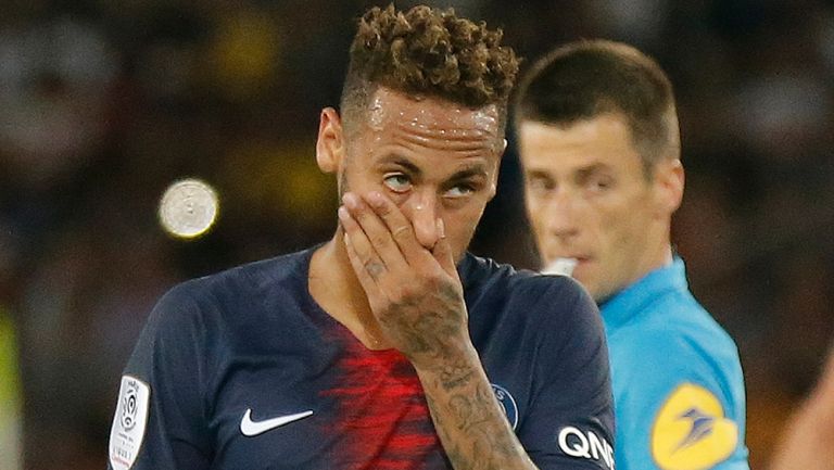 Neymar se lamenta en juego del PSG