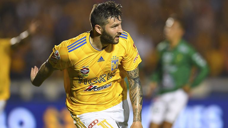 Gignac festeja el gol con el que se vuelve máximo anotador de los de la UANL