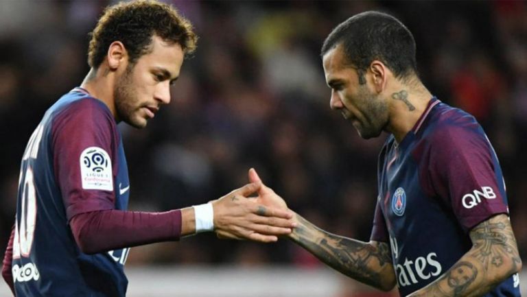 Neymar y Dani Álves, durante un juego con PSG