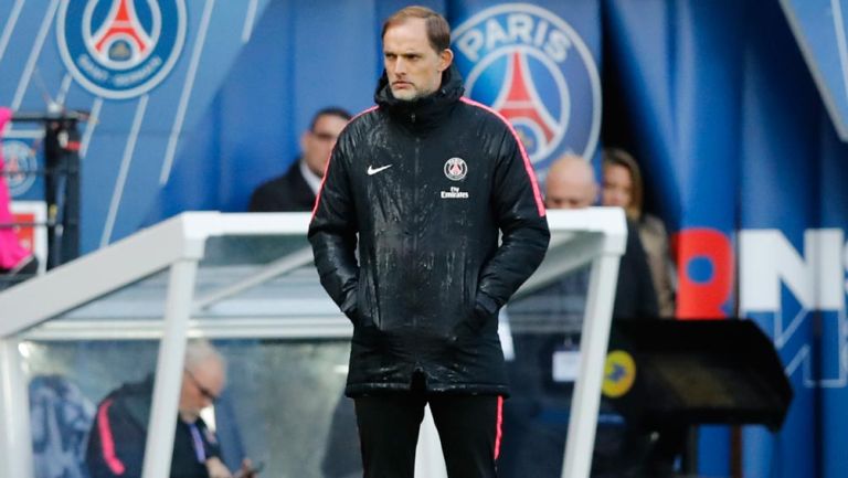 Thomas Tuchel observa el desempeño de sus jugadores