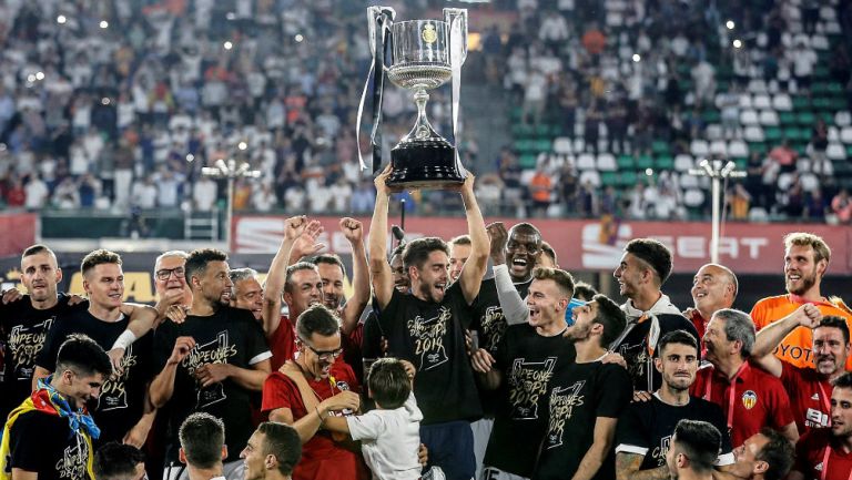 Jugadores del Valencia festejando su título de Copa 