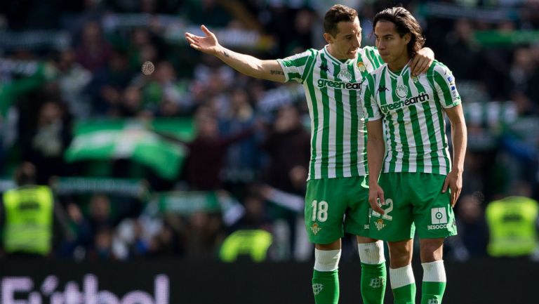 Andrés Guardado y Diego Lainez durante un encuentro ante el Girona