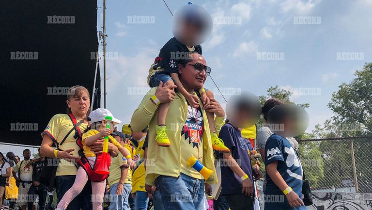 Aficionados del América arriban al Estadio Azteca