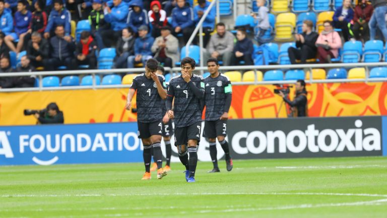 Jugadores de México en lamento durante el partido ante Japón  