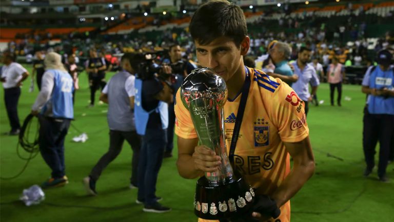 Jürgen Damm con el trofeo de Liga 