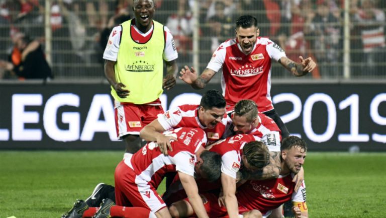 Unión Berlín celebra luego de firmar su ascenso a la Bundesliga