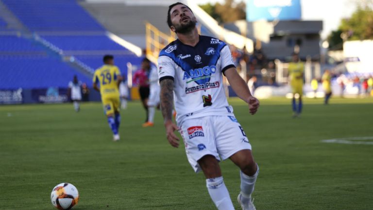 Sergio Riffo se lamenta durante un juego del Celaya