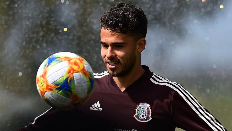 Diego Reyes observa el balón en un entrenamiento