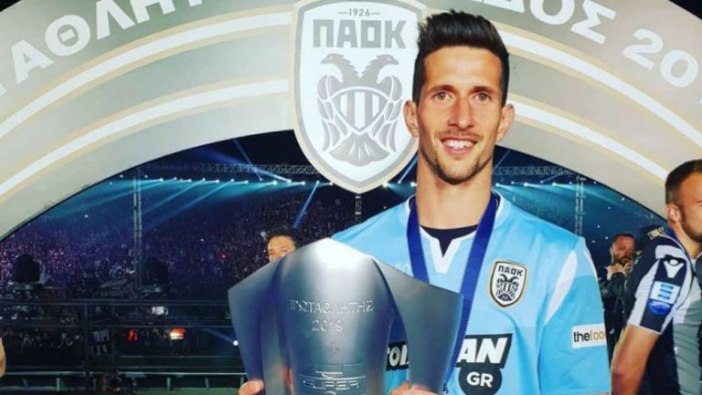 Rodrigo Rey posa con el trofeo de la Superliga Griega