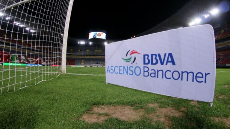 Logo del Ascenso MX en la cancha del Estadio Jalisco