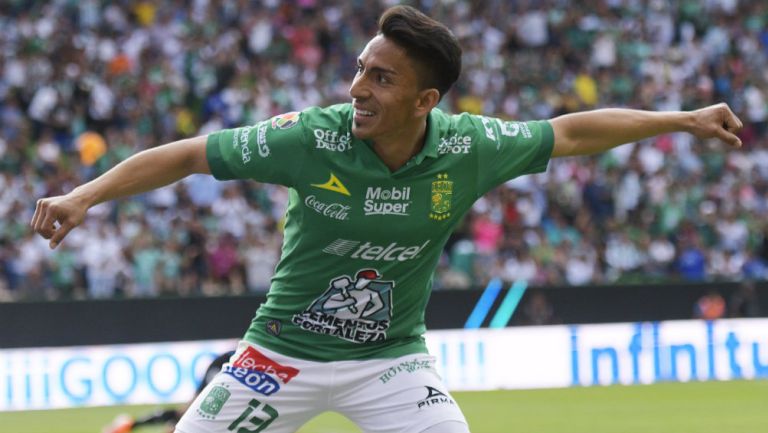 Ángel Mena festeja un gol con el León