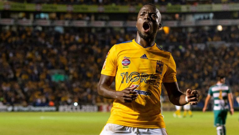 Enner Valencia festeja un gol con Tigres