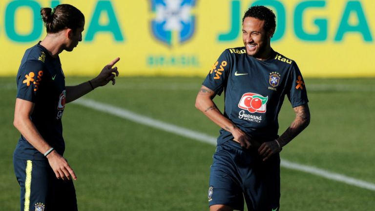 Felipe Luis convive con Neymar durante el entrenamiento de Brasil 