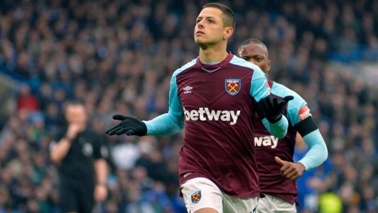 Chicharito celebra un tanto con West Ham en Premier 