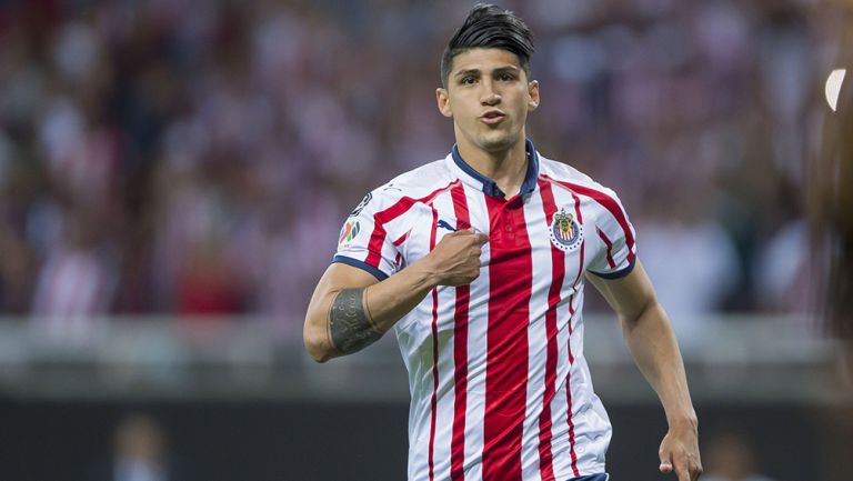 Alan Pulido celebra un gol con Chivas