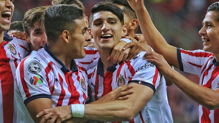 Alan Pulido festeja un gol de Chivas con sus compañeros