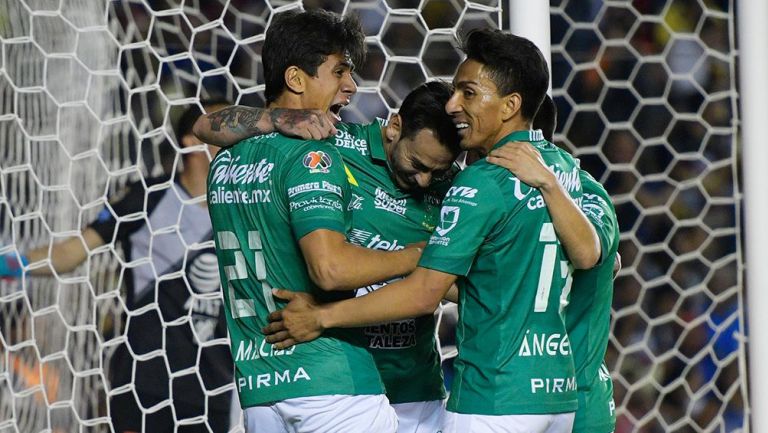 Jugadores de León festejan un gol