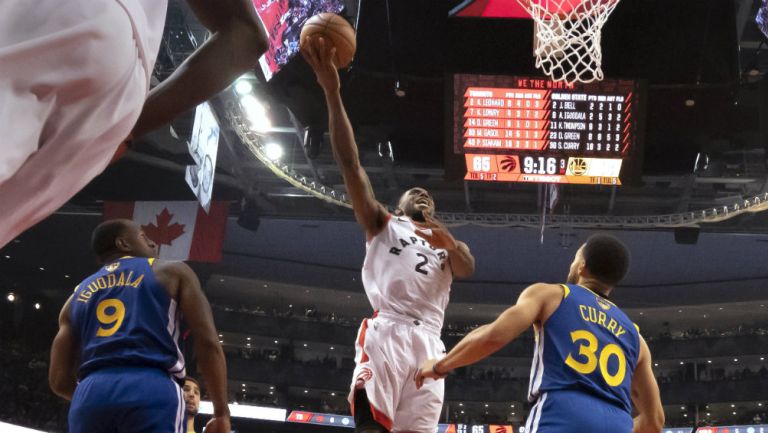 Kawhi Leonard anota una canasta contra Golden State