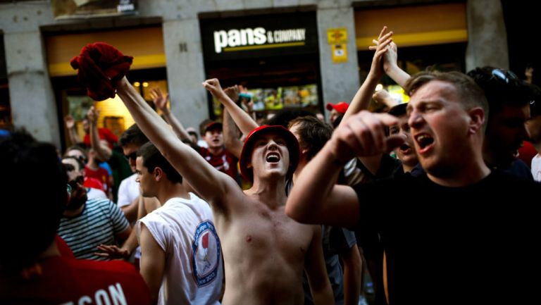 Aficionados a la Champions en la Plaza Mayor de Madrid