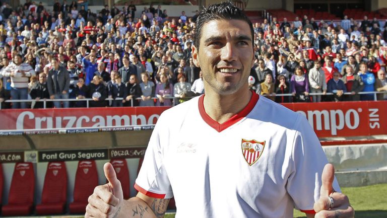 José Antonio Reyes, posa con la camiseta del Sevilla 