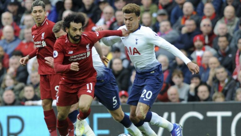 Salah disputa un balón en un juego vs el Tottenham