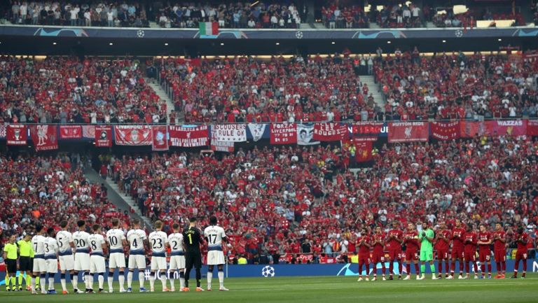 Jugadores del Liverpool y Tottenham, en el minuto de silencio