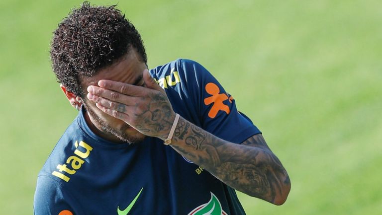 Neymar se lamenta durante un entrenamiento de Brasil