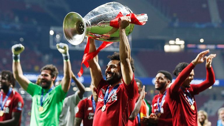 Mohamed Salah carga el trofeo de la Champions League