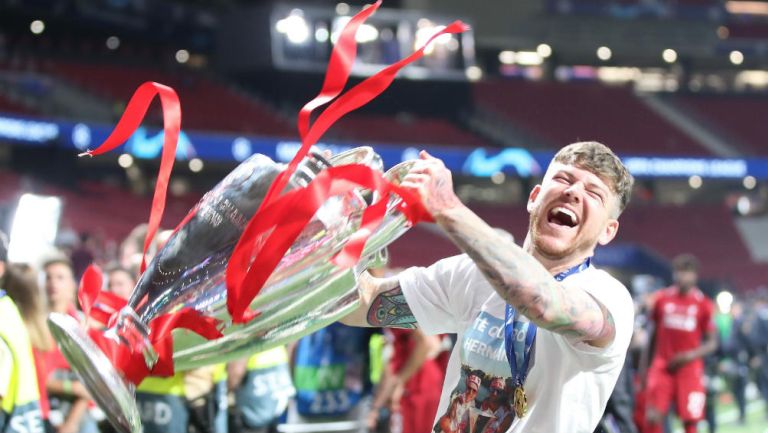 Alberto Moreno festeja el título de la Champions League