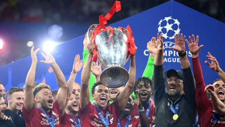 Trent Alexander levanta el trofeo de Campeón con Liverpool 