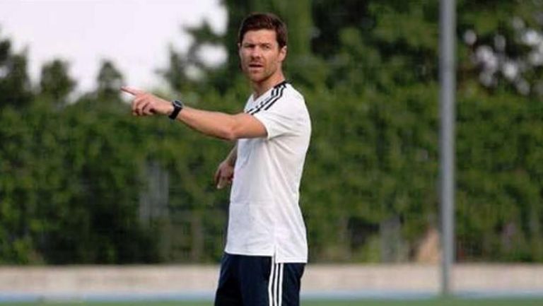 Xabi Alonso dirige un entrenamiento