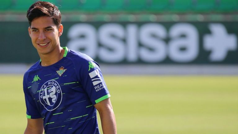 Lainez, en un entrenamiento del Betis