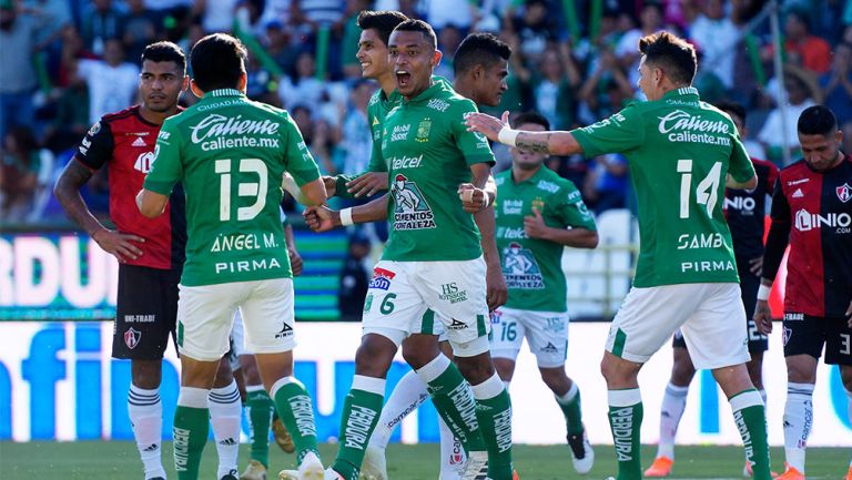 Jugadores de León en festejo de gol 