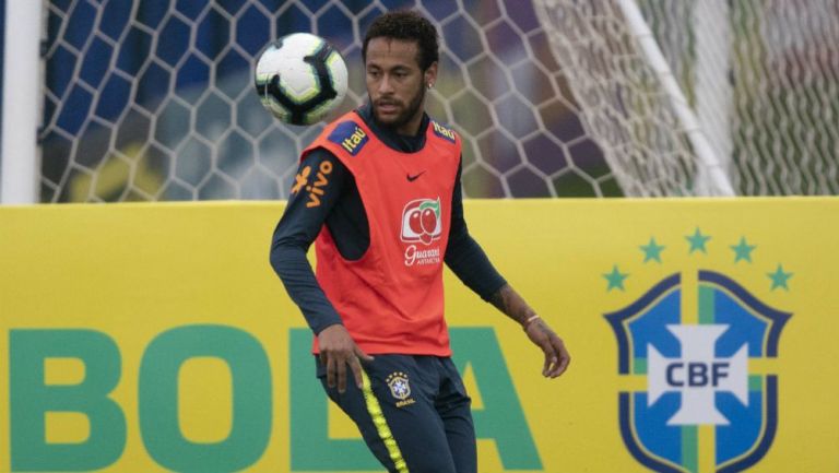 Neymar observa un balón en la práctica de Brasil