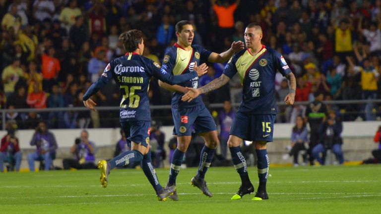 Jugadores del América en festejo de gol 