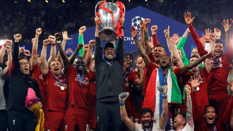 Jugadores de Liverpool festejan el triunfo 