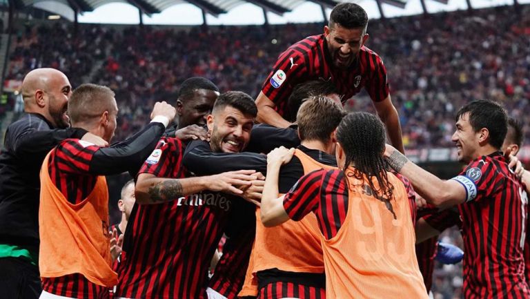 Jugadores de Milan festejan un gol