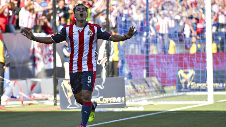 Bravo celebra anotación con Chivas 