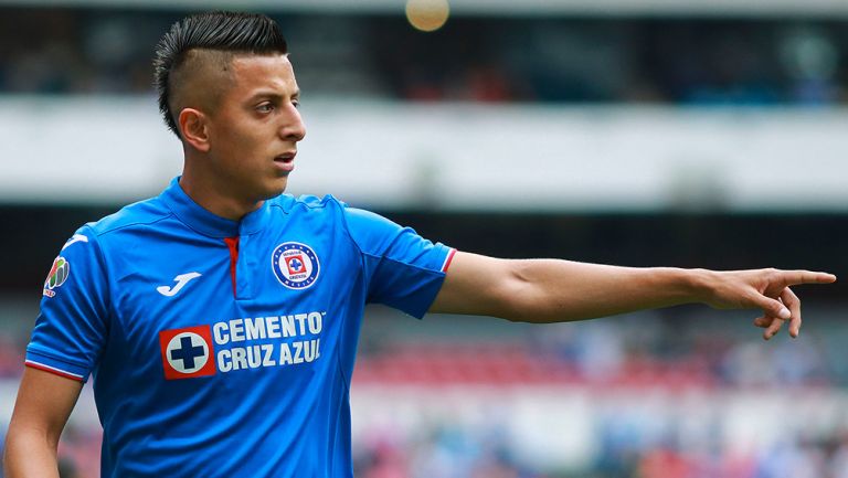 Roberto Alvarado da indicación en juego de Cruz Azul