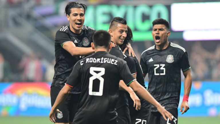 Jugadores del Tri celebran gol contra Venezuela 