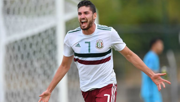 Paolo Yrizar en festejo de gol con el Tri 