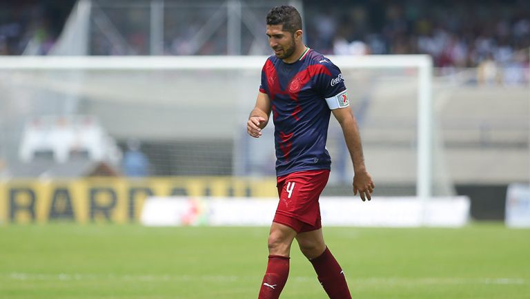 Pereira camina en un juego de Chivas